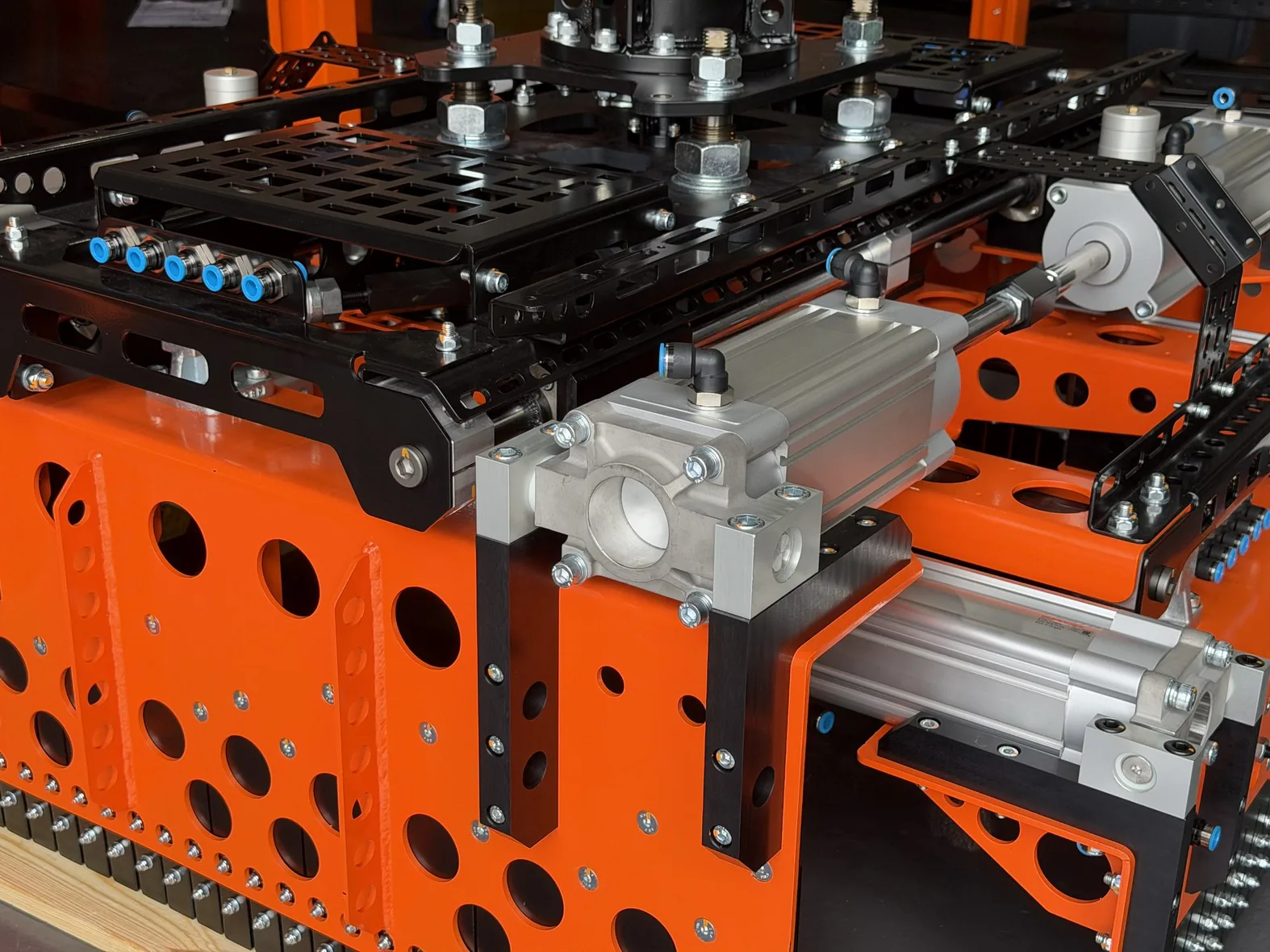 Fox Precision Tooling Dual Parallel Gripper - rotary mounting plate and pneumatic drive detail